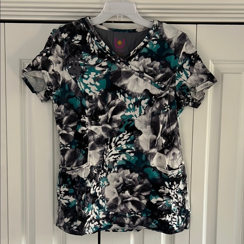 Urbane Women’s Scrub Top